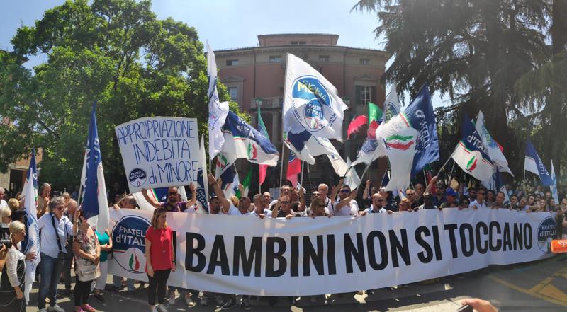 Affidi illeciti, presidio FdI a Bibbiano. Meloni: condanne esemplari per orchi Affidi illeciti, presidio FdI a Bibbiano. Meloni: condanne esemplari per orchi
