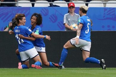Sport: aumentano le donne che giocano a calcio, adesso sono il 2%