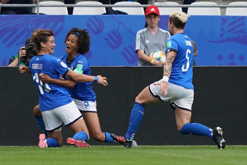Sport: aumentano le donne che giocano a calcio, adesso sono il 2% Sport: aumentano le donne che giocano a calcio, adesso sono il 2%