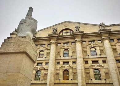 Borse europee con il freno a mano. Spread in calo ma sopra 200 punti