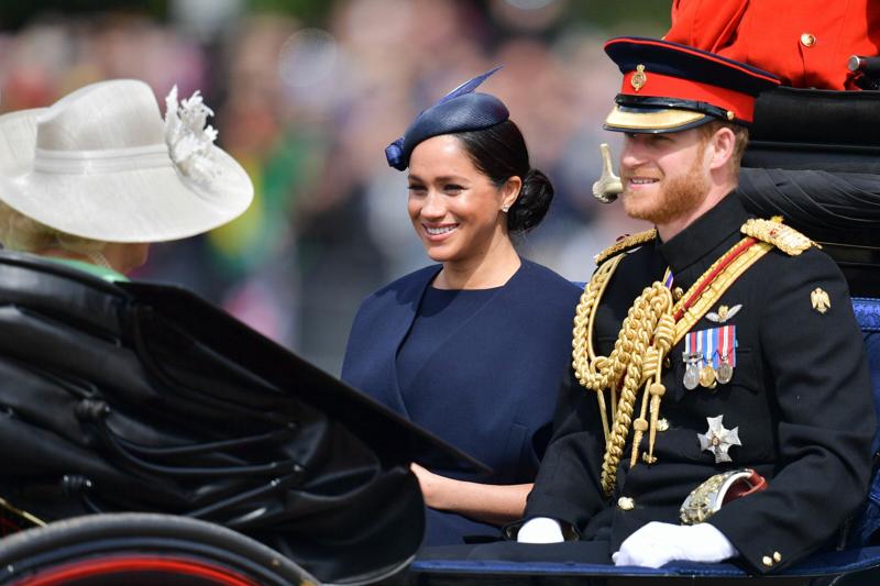 Meghan e Harry battezzano baby Archie. Ma c’è il “giallo” della regina. FOTO