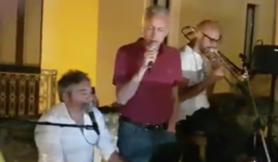 Se Travaglio si mette a cantare… Ecco la sua performance in Salento. Video