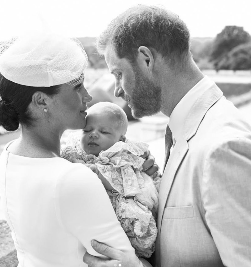 Meghan e Harry battezzano baby Archie. Ma c’è il “giallo” della regina. FOTO