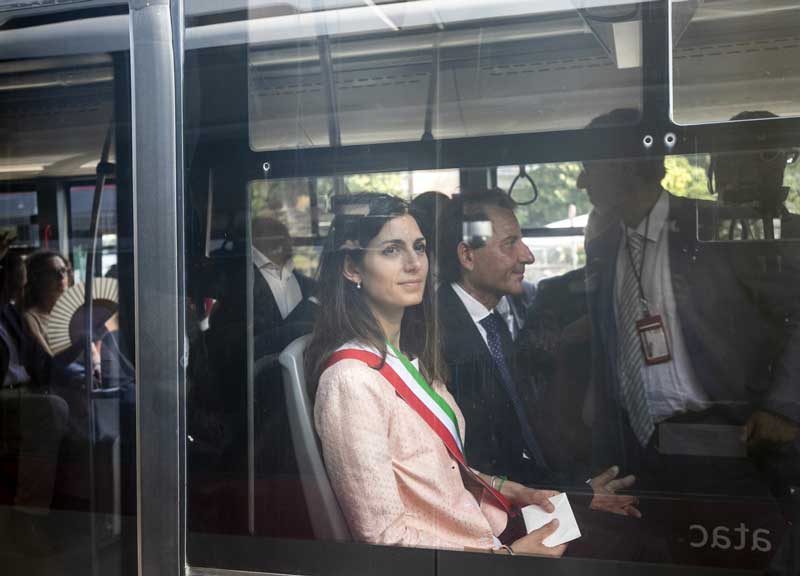 Virginia Raggi campione del mondo: fa festa al filobus progettato da Veltroni Virginia Raggi campione del mondo: fa festa al filobus progettato da Veltroni