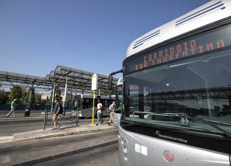 Virginia Raggi campione del mondo: fa festa al filobus progettato da Veltroni Virginia Raggi campione del mondo: fa festa al filobus progettato da Veltroni