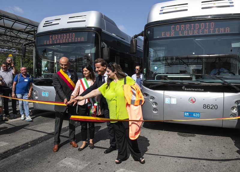 Virginia Raggi campione del mondo: fa festa al filobus progettato da Veltroni Virginia Raggi campione del mondo: fa festa al filobus progettato da Veltroni