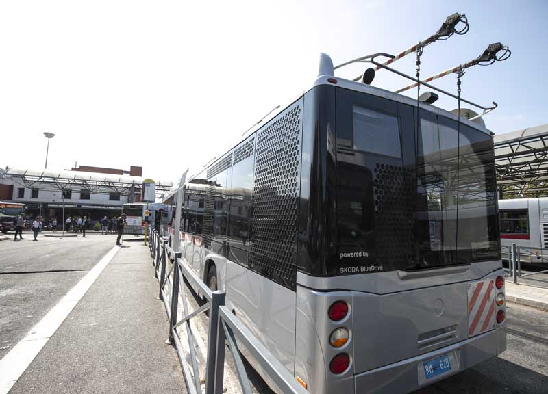 Virginia Raggi campione del mondo: fa festa al filobus progettato da Veltroni Virginia Raggi campione del mondo: fa festa al filobus progettato da Veltroni