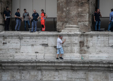 Colosseo choc, guida turistica minaccia di buttarsi: protesta pro bagarini