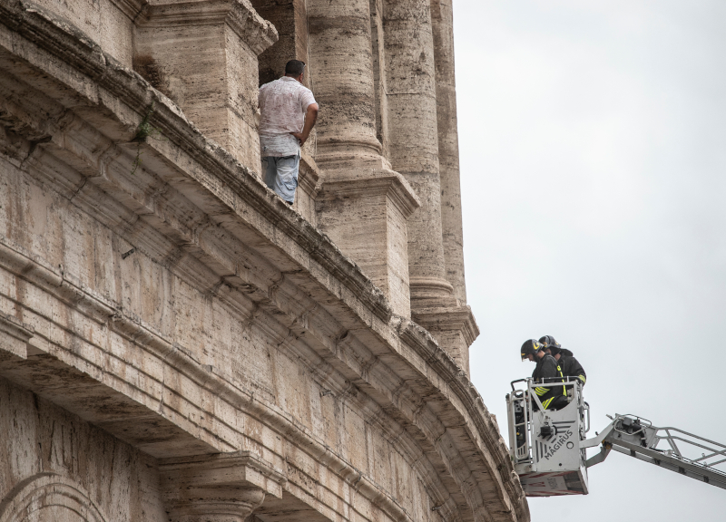 Colosseo choc, guida turistica minaccia di buttarsi: protesta pro bagarini Colosseo choc, guida turistica minaccia di buttarsi: protesta pro bagarini