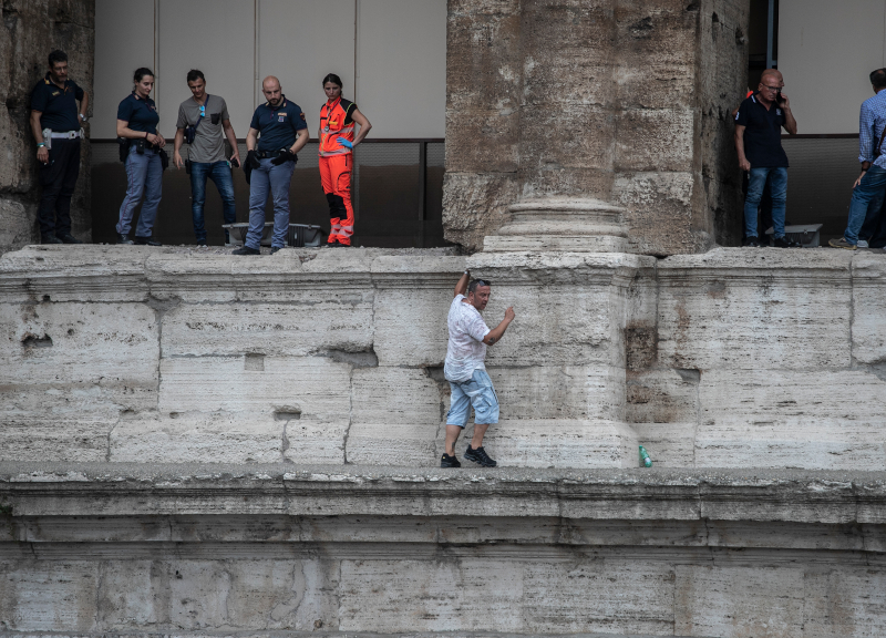 Colosseo choc, guida turistica minaccia di buttarsi: protesta pro bagarini Colosseo choc, guida turistica minaccia di buttarsi: protesta pro bagarini