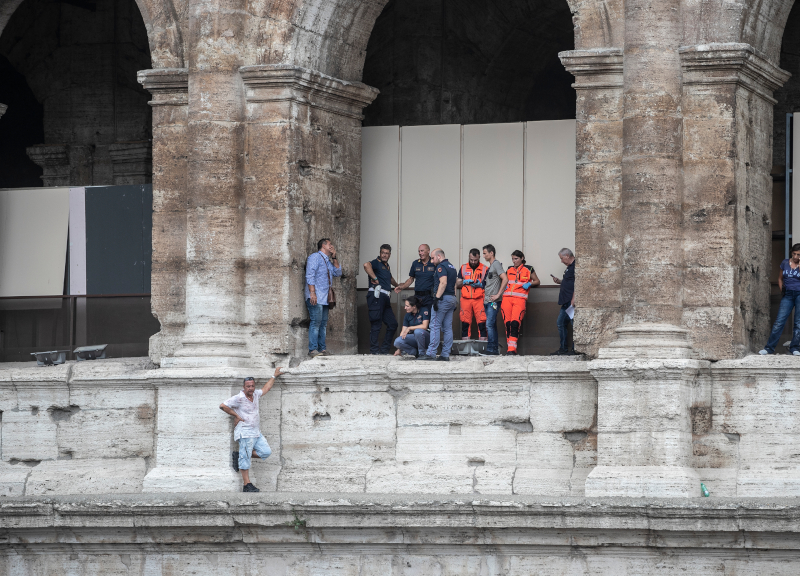Colosseo choc, guida turistica minaccia di buttarsi: protesta pro bagarini Colosseo choc, guida turistica minaccia di buttarsi: protesta pro bagarini