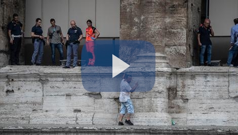 Colosseo choc, guida turistica minaccia di buttarsi: protesta pro bagarini Colosseo choc, guida turistica minaccia di buttarsi: protesta pro bagarini