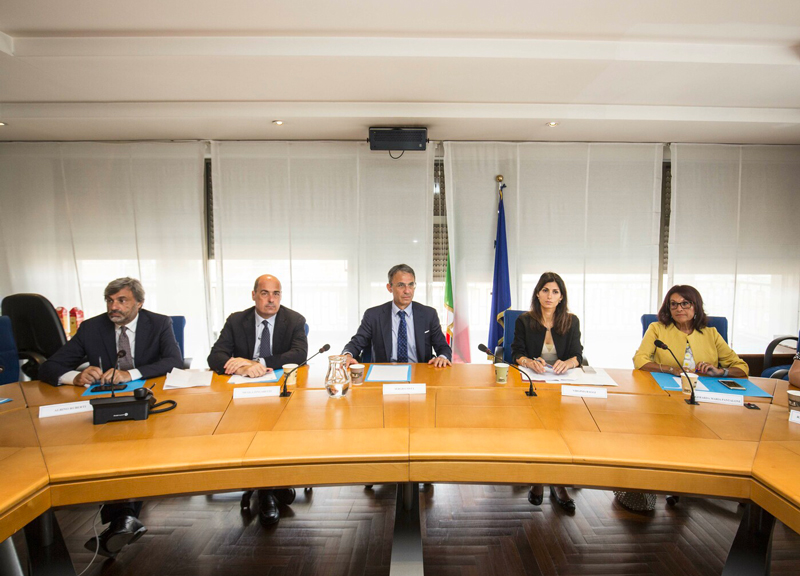 Emergenza rifiuti, Raggi a rapporto dal Governo: “L’Ama sta facendo miracoli” Emergenza rifiuti, Raggi a rapporto dal Governo: “L’Ama sta facendo miracoli”