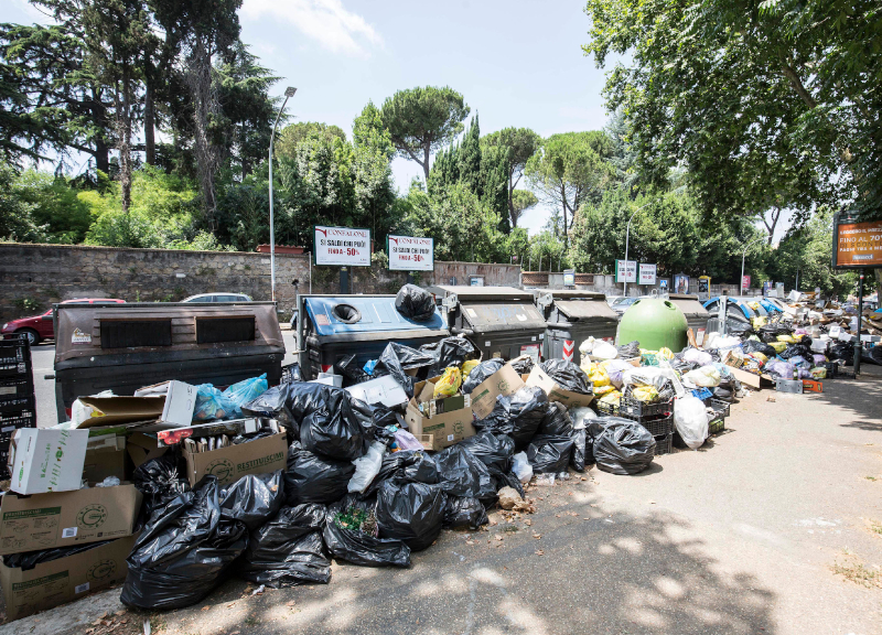 Rifiuti in strada a Roma, Raggi ed Ama sotto inchiesta: pm aprono fascicolo