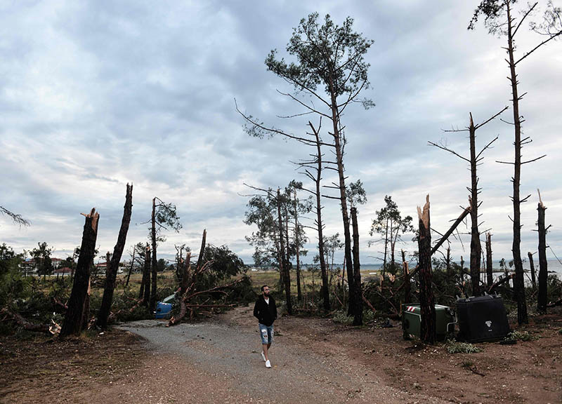 Grecia, 6 turisti morti e 30 feriti per una violenta grandinata Grecia, 6 turisti morti e 30 feriti per una violenta grandinata