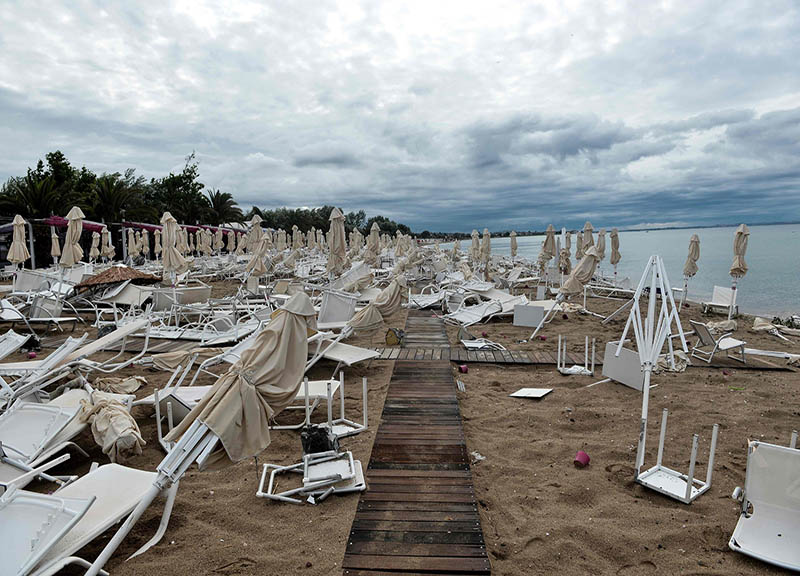 Grecia, 6 turisti morti e 30 feriti per una violenta grandinata Grecia, 6 turisti morti e 30 feriti per una violenta grandinata