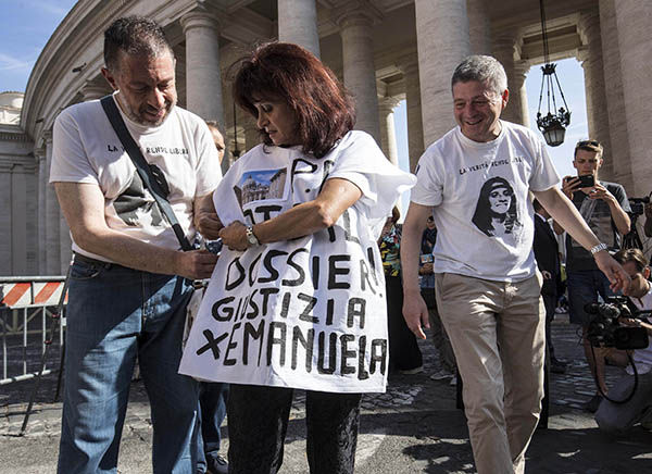 Emanuela Orlandi, si aprono due tombe al cimitero teutonico: sono vuote Emanuela Orlandi, si aprono due tombe al cimitero teutonico: sono vuote