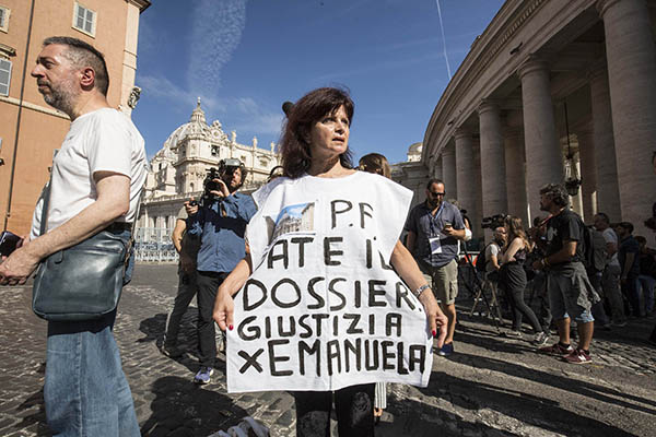 Emanuela Orlandi, si aprono due tombe al cimitero teutonico: sono vuote Emanuela Orlandi, si aprono due tombe al cimitero teutonico: sono vuote