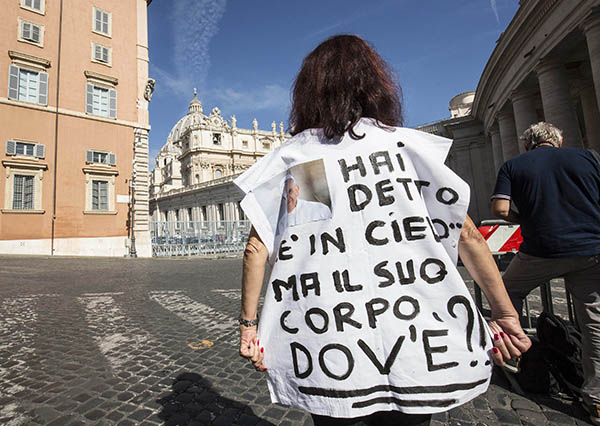 Emanuela Orlandi, si aprono due tombe al cimitero teutonico: sono vuote Emanuela Orlandi, si aprono due tombe al cimitero teutonico: sono vuote