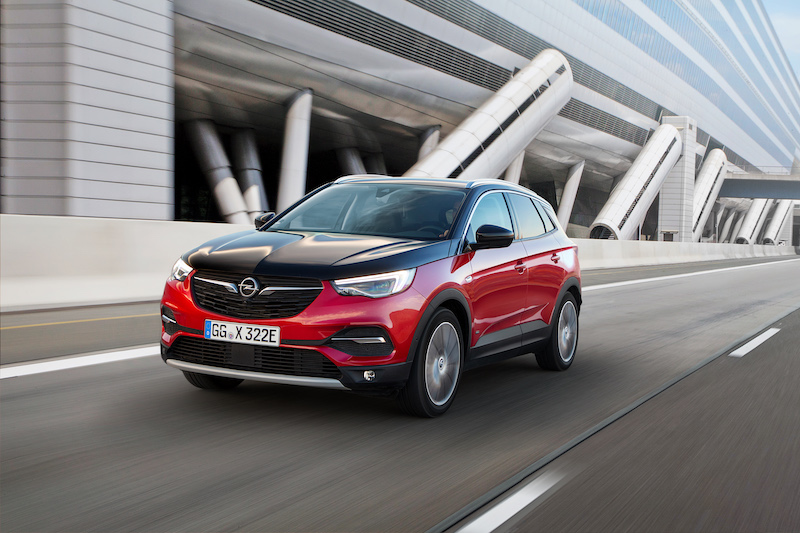 Opel Grandland X Hybrid4 AWD, ordinabile in Italia