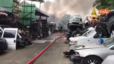 Fiamme in un autodemolitore, coinvolti numerosi veicoli a Segrate