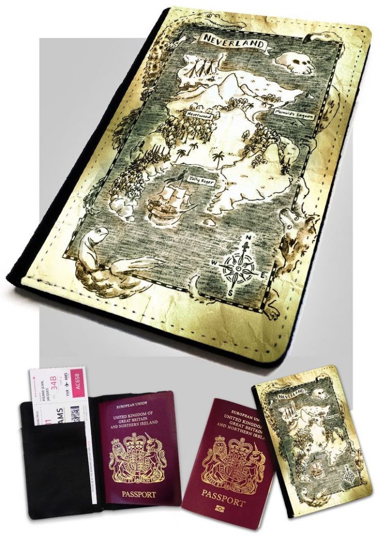 Viaggi, nascono le custodie del passaporto ispirate ai grandi libri. FOTO