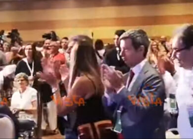 Standing ovation per Zingaretti al termine del suo intervento in Assemblea Pd