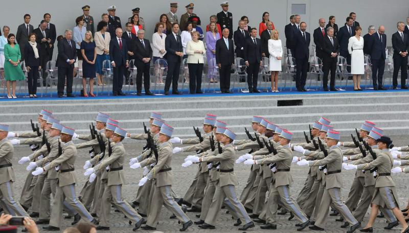 Macron contestato in patria. Fischi e proteste alla parata del 14 luglio Macron contestato in patria. Fischi e proteste alla parata del 14 luglio