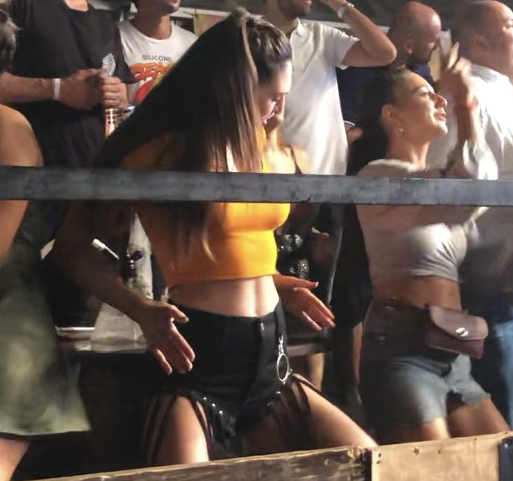 Cecilia Rodriguez scatenata al concerto di Ozuna a Milano. VIDEO