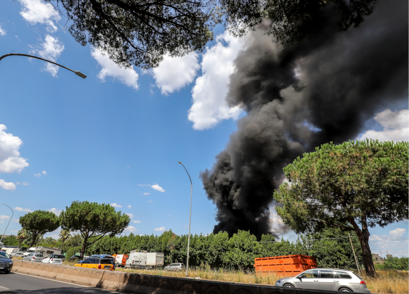Incendio sull’Appia: a fuoco autodemolitore sotto sequestro. Nuvola di fumo