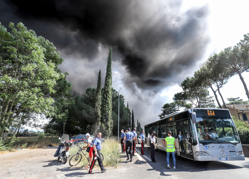 Incendio sull’Appia: a fuoco autodemolitore sotto sequestro. Nuvola di fumo