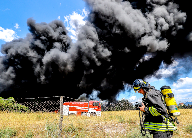 Incendio sull’Appia: a fuoco autodemolitore sotto sequestro. Nuvola di fumo