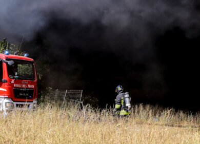 Incendio sull’Appia: a fuoco autodemolitore sotto sequestro. Nuvola di fumo