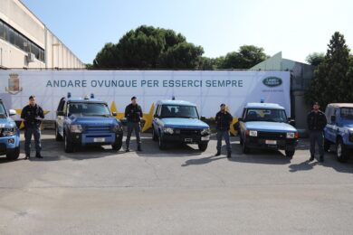 Land Rover consegna 30 Discovery alla Polizia di Stato