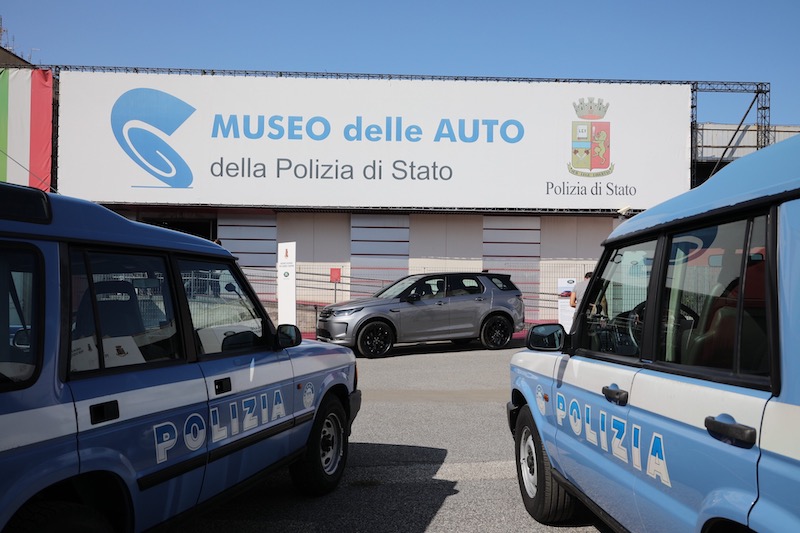 Land Rover consegna 30 Discovery alla Polizia di Stato