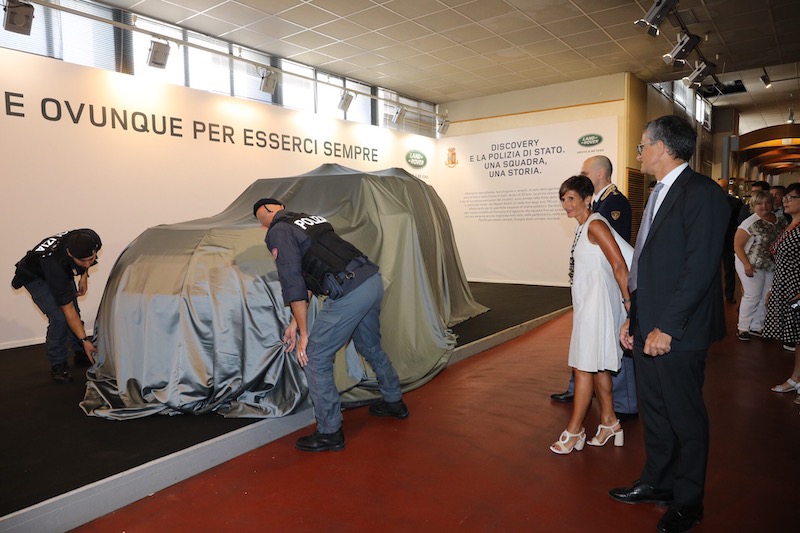 Land Rover consegna 30 Discovery alla Polizia di Stato