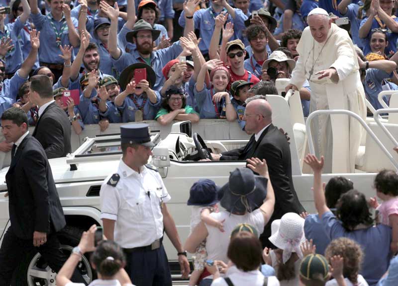 Invasione degli scout a San Pietro: 5.000 lupetti a rapporto da Papa Francesco Invasione degli scout a San Pietro: 5.000 lupetti a rapporto da Papa Francesco