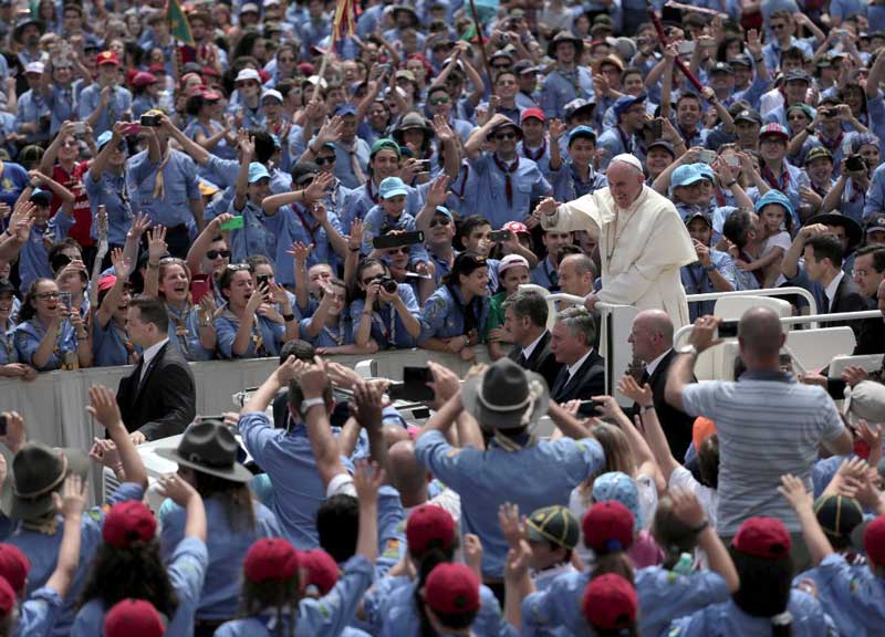 Invasione degli scout a San Pietro: 5.000 lupetti a rapporto da Papa Francesco Invasione degli scout a San Pietro: 5.000 lupetti a rapporto da Papa Francesco