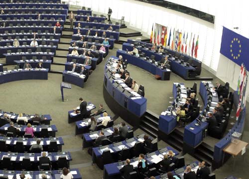 Ue affondo della Lega contro i 5 Stelle.Svolta barattata in cambio di poltrone Ue affondo della Lega contro i 5 Stelle.Svolta barattata in cambio di poltrone