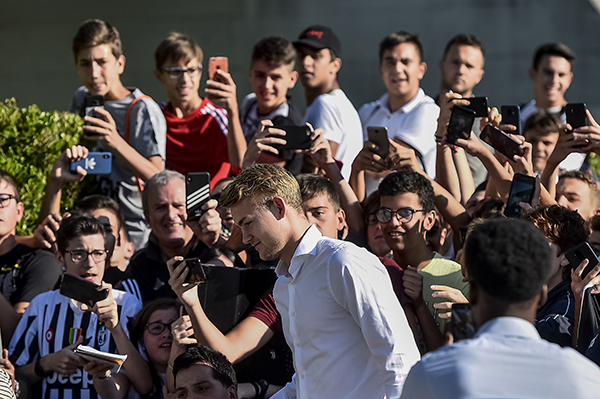 Juventus, con De Ligt arriva a Torino anche la fidanzata Annekee Molenaar Juventus, con De Ligt arriva a Torino anche la fidanzata Annekee Molenaar
