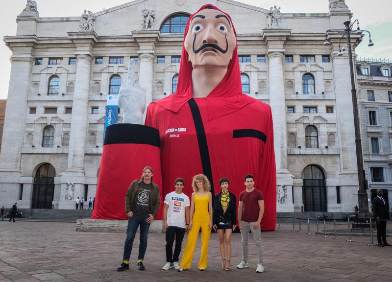 Casa di Carta 3: cast della serie Netflix all’installazione in Piazza Affari Casa di Carta 3: cast della serie Netflix all’installazione in Piazza Affari