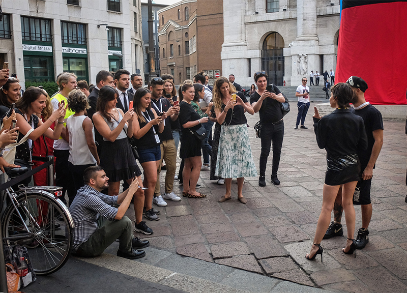 Casa di Carta 3: cast della serie Netflix all’installazione in Piazza Affari Casa di Carta 3: cast della serie Netflix all’installazione in Piazza Affari
