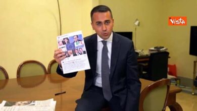Di Maio mostra in diretta il post di Salvini con Merkel e Macron: “E’ grave
