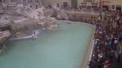 Antico romano si tuffa a Fontana di Trevi. L’ira della Raggi