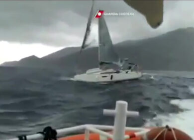 Barca in balia delle onde per il maltempo al largo di Portoferraio