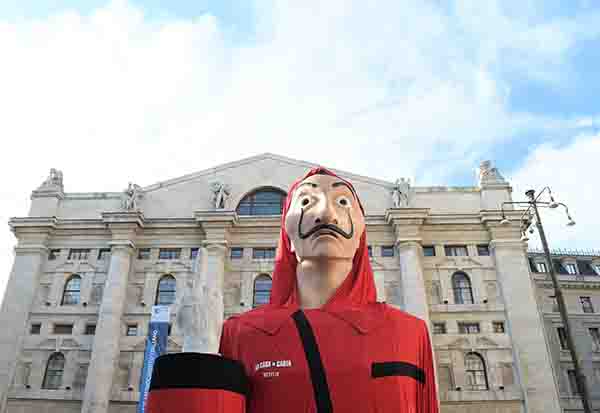 La casa di carta: il cast protagonisti alla Borsa Italiana di Milano.