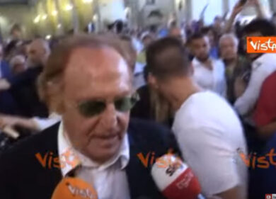 Funerale De Crescenzo, il saluto commosso di Arbore