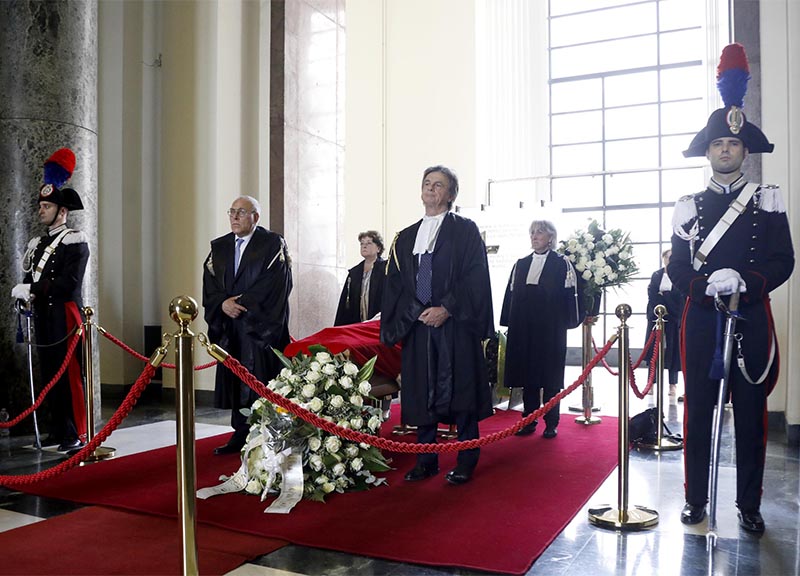 Borrelli, l’addio commosso ai funerali. Lungo applauso, Di Pietro in lacrime