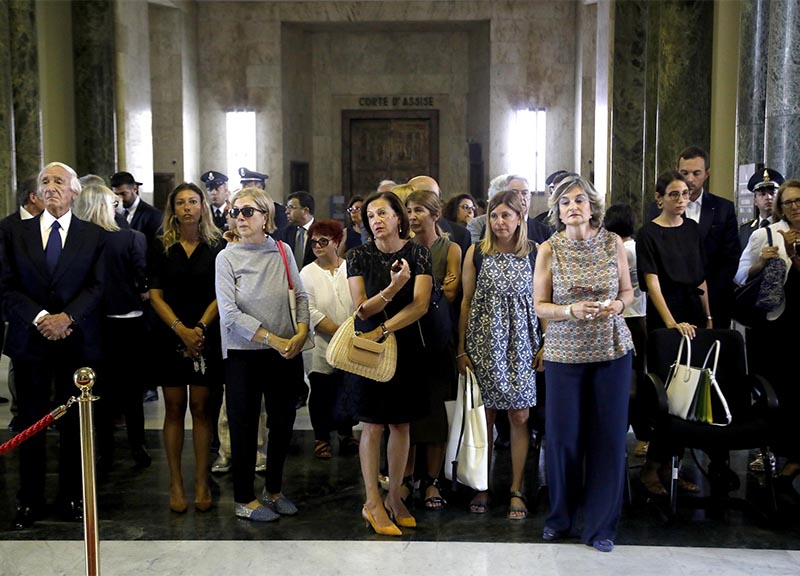 Borrelli, l’addio commosso ai funerali. Lungo applauso, Di Pietro in lacrime