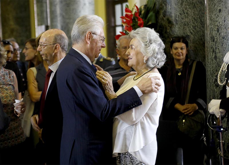 Borrelli, l’addio commosso ai funerali. Lungo applauso, Di Pietro in lacrime